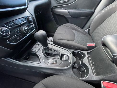 Used 2019 Jeep Cherokee Latitude w/ Popular Appearance Group FWD image 16