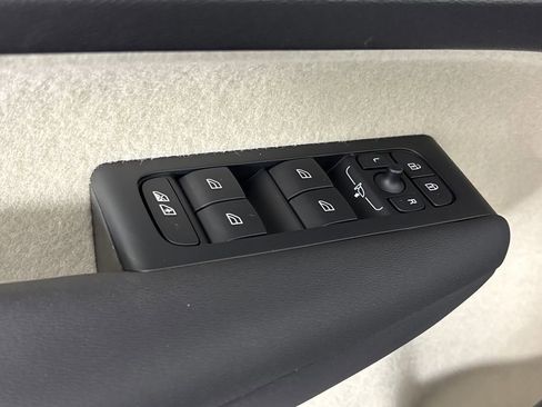 Used 2026 Volvo XC40 B5 Ultra image 10