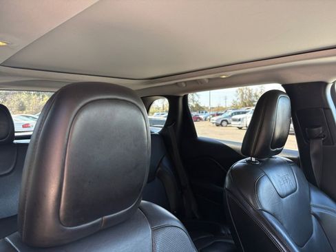 Used 2019 Jeep Cherokee Limited image 15