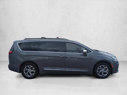 Used 2022 Chrysler Pacifica Limited image 4