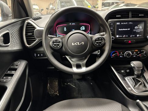 Used 2025 Kia Soul LX w/ LX Technology Package FWD image 27