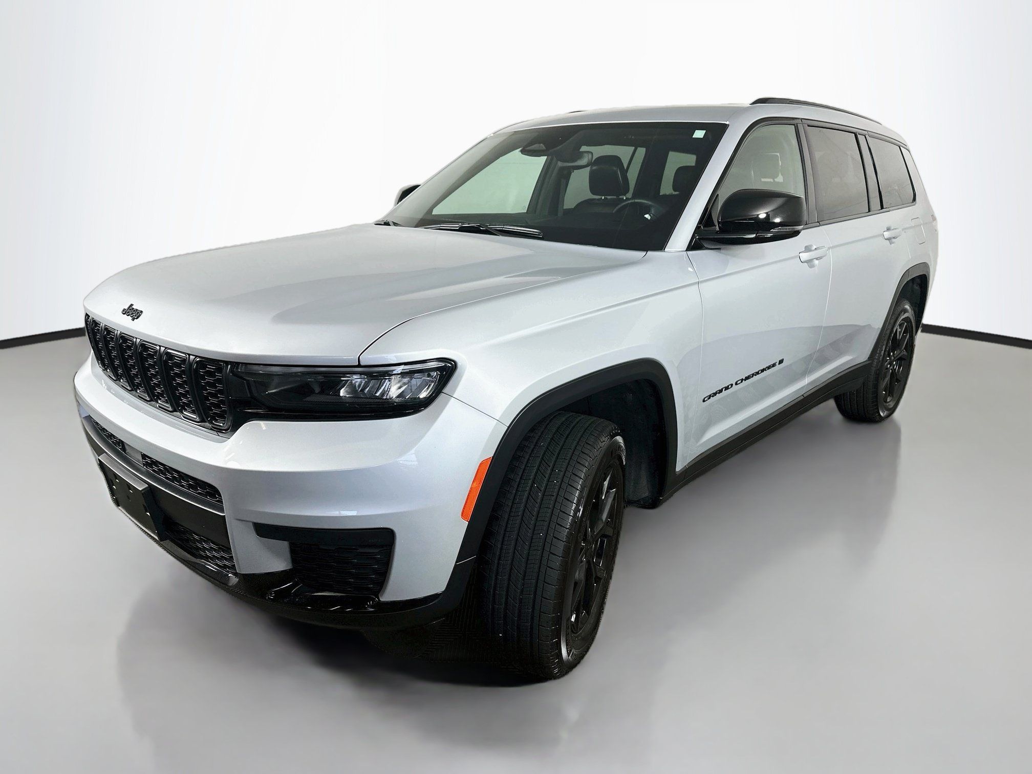 Used 2024 Jeep Grand Cherokee L Laredo AWD/4WD image 3