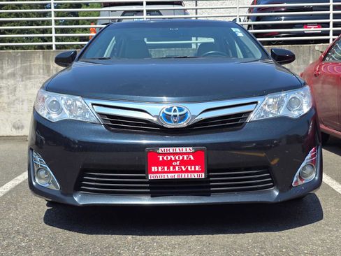 Used 2012 Toyota Camry XLE w/ Leather Pkg FWD image 2