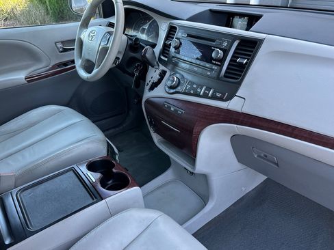 Used 2014 Toyota Sienna XLE FWD image 17