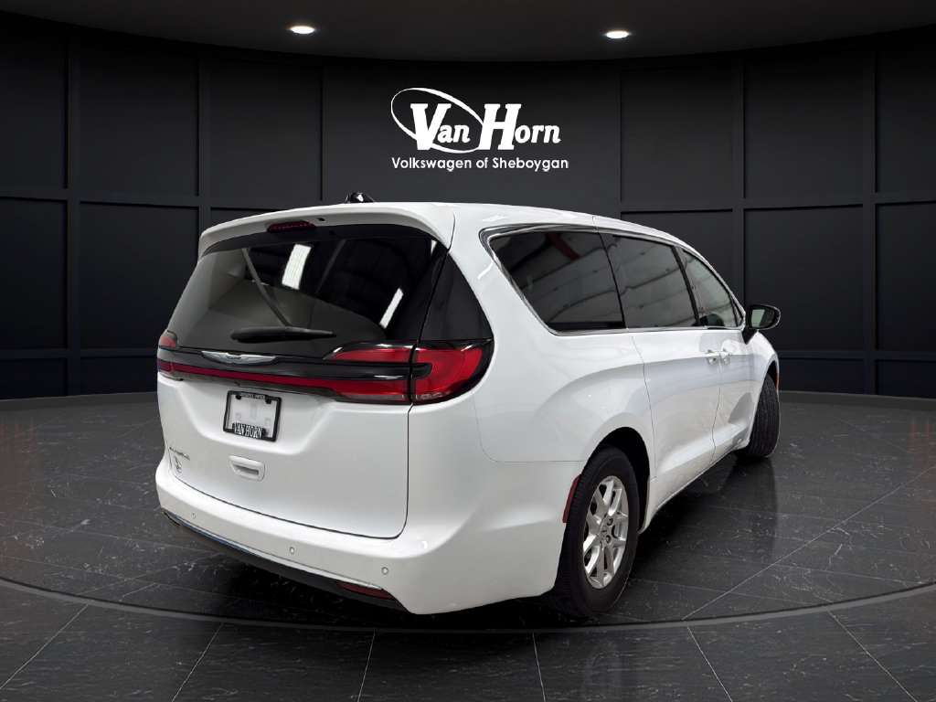 Used 2024 Chrysler Pacifica Touring-L FWD image 7