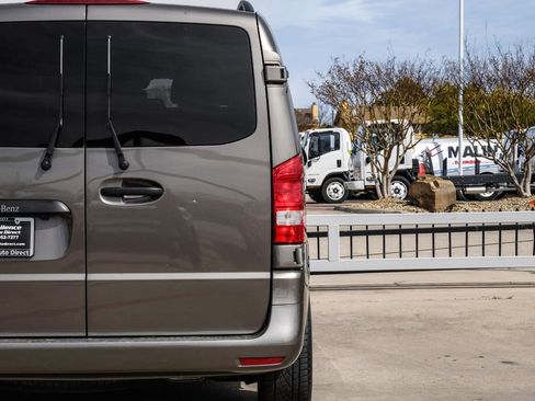 Used 2017 Mercedes-Benz Metris Passenger w/ Driver Efficiency Package image 45