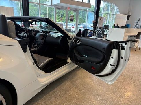 Used 2014 Nissan 370Z Touring RWD image 21