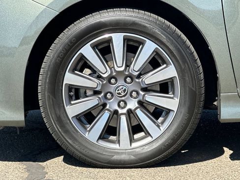 Certified 2020 Toyota Sienna Limited Premium FWD image 29