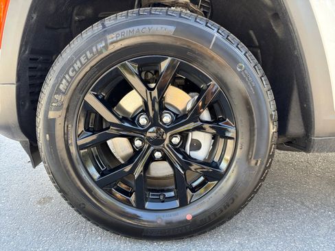 New 2026 Jeep Grand Cherokee Altitude AWD/4WD image 32