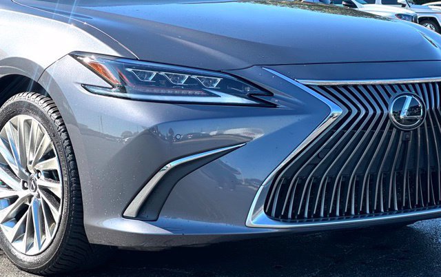 Used 2021 Lexus ES 350 Ultra Luxury w/ Accessory Package FWD image 2