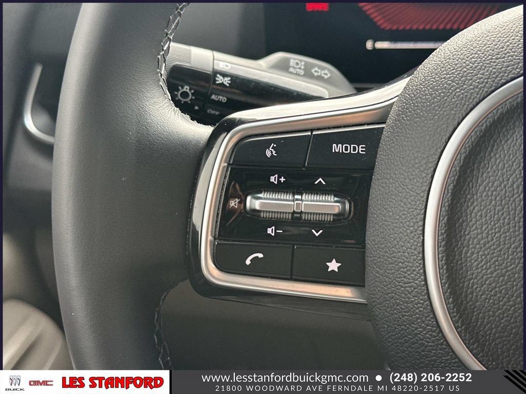 Used 2025 Kia Carnival EX FWD image 23