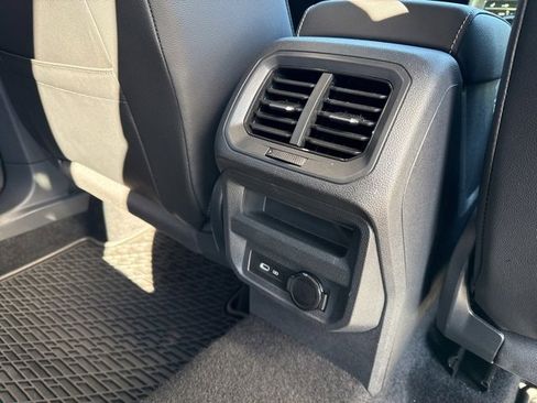 Used 2022 Volkswagen Tiguan SE image 13