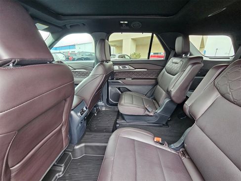 Used 2025 Ford Explorer Platinum w/ Ultimate Package image 24