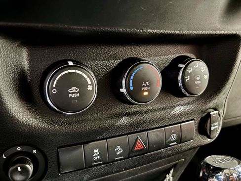 Used 2013 Jeep Wrangler Unlimited Sahara AWD/4WD image 29