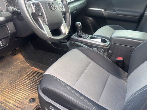 Used 2022 Toyota Tacoma TRD Off-Road w/ Technology Package image 3