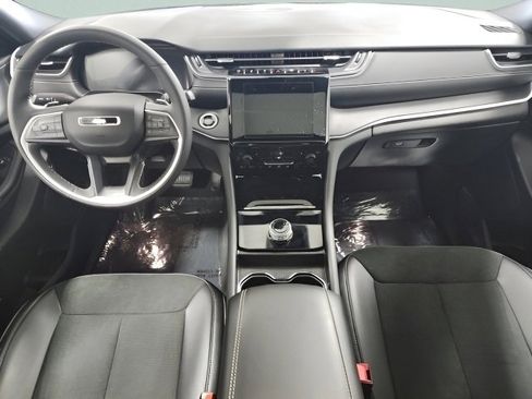 Used 2025 Jeep Grand Cherokee L Altitude image 2