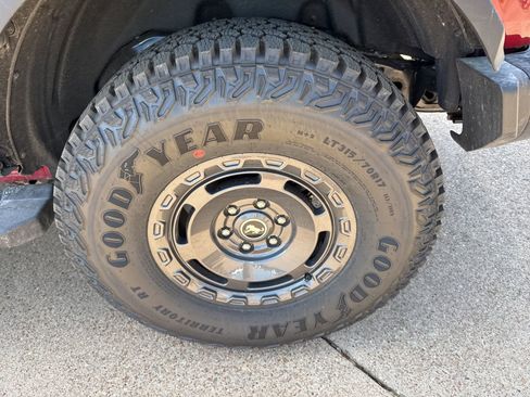 Used 2025 Ford Bronco Badlands image 9