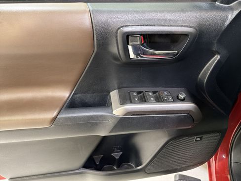 Used 2016 Toyota Tacoma Limited w/ Towing Package image 15