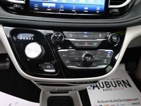 Used 2022 Chrysler Pacifica Touring-L image 9