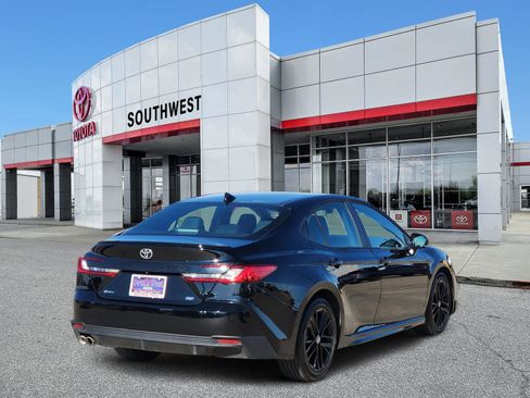 Used 2025 Toyota Camry SE image 5