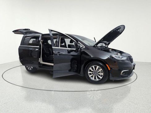 Used 2023 Chrysler Pacifica Touring-L image 11