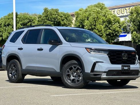 Used 2025 Honda Pilot TrailSport image 2