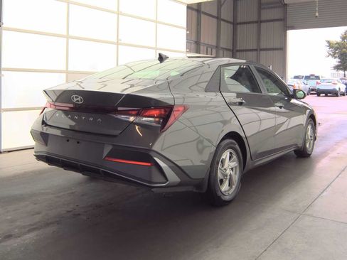 Used 2026 Hyundai Elantra SE FWD image 3