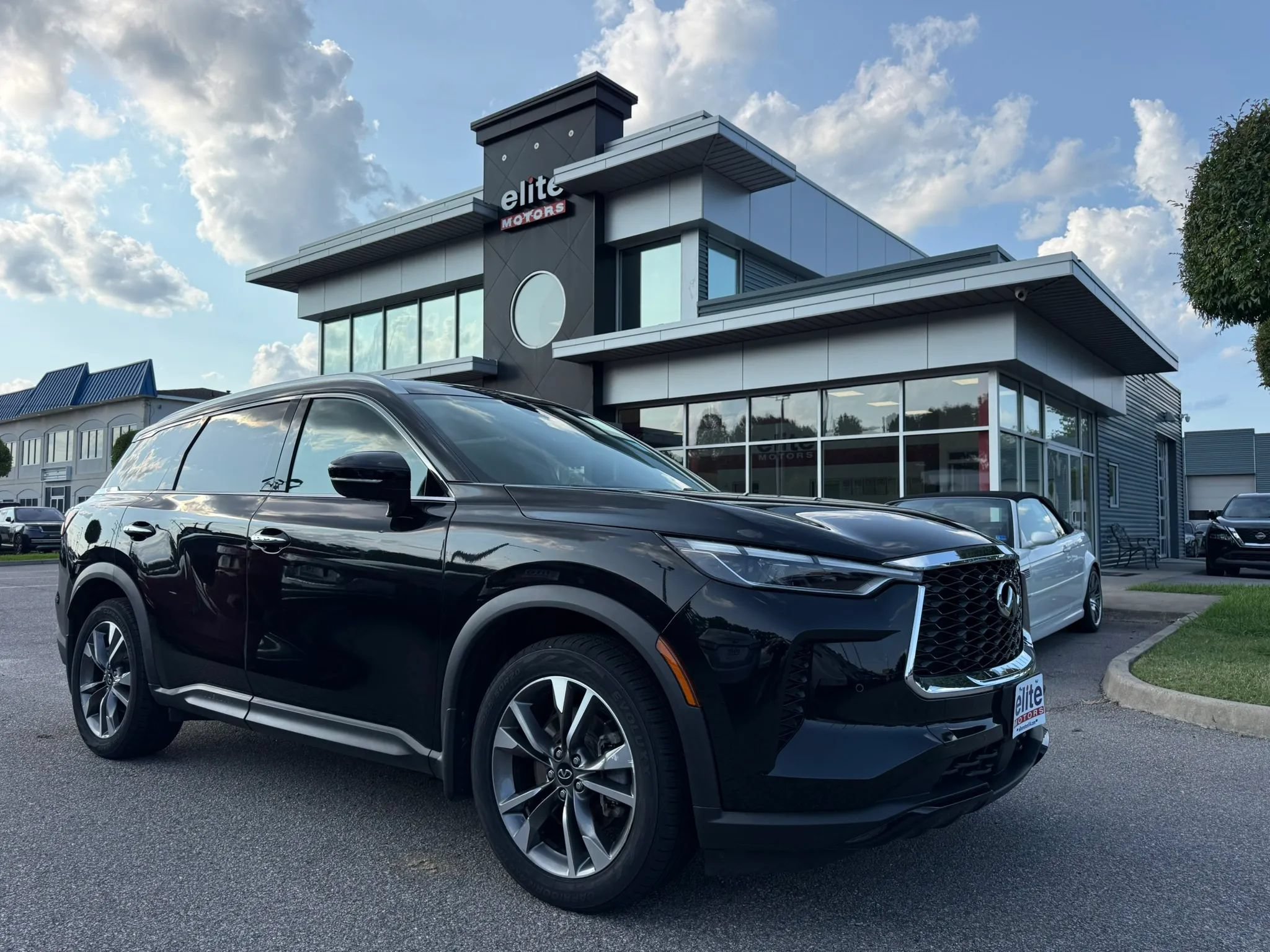 Used 2023 INFINITI QX60 Luxe w/ Cargo Package AWD/4WD image 1