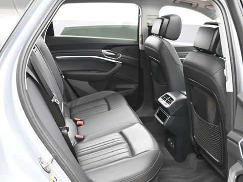 Used 2022 Audi e-tron Premium Plus w/ Premium Plus Package AWD/4WD image 33