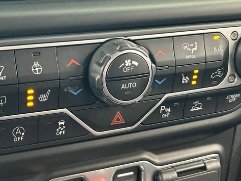 Used 2022 Jeep Wrangler Unlimited Sahara AWD/4WD image 26