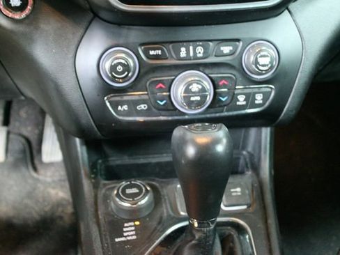 Used 2019 Jeep Cherokee Limited w/ Luxury Group AWD/4WD image 19