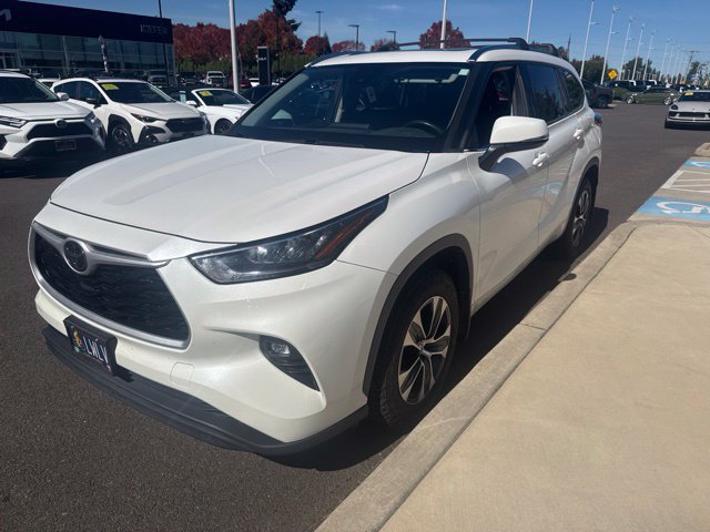 Used 2020 Toyota Highlander XLE AWD/4WD image 3