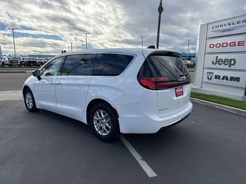 Used 2024 Chrysler Pacifica Touring-L image 8