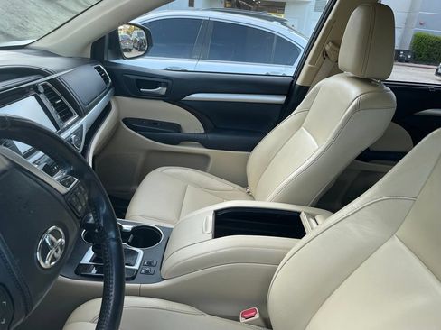 Used 2014 Toyota Highlander XLE FWD image 12
