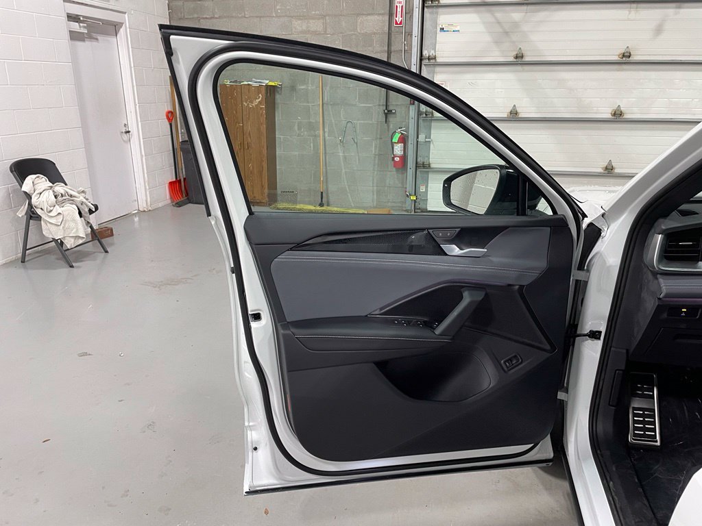 New 2026 Volkswagen Tiguan SE R-Line AWD/4WD image 9