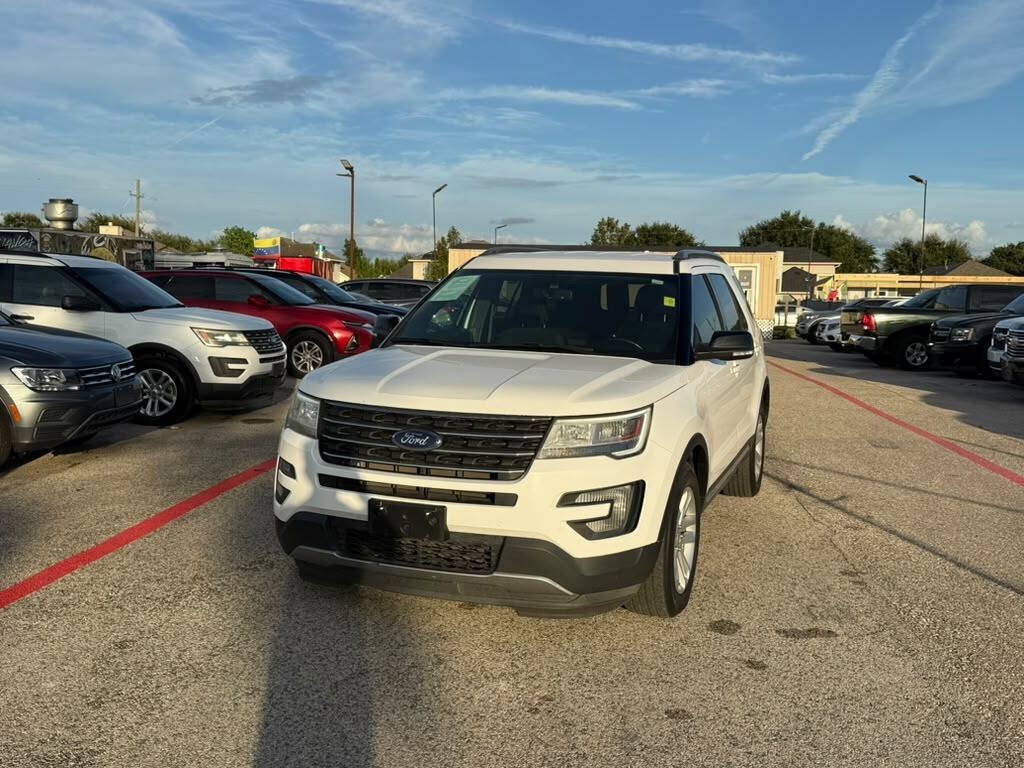 Used 2017 Ford Explorer XLT w/ Equipment Group 201A FWD image 3