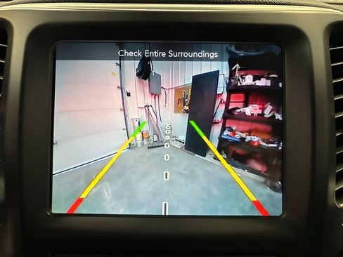 Used 2018 Jeep Cherokee Latitude Plus w/ Comfort/Convenience Group FWD image 19