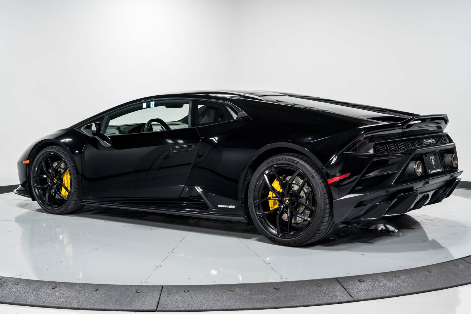 Used 2021 Lamborghini Huracan EVO RWD image 5