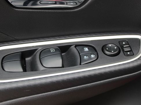 Used 2021 Nissan Versa SR FWD image 16