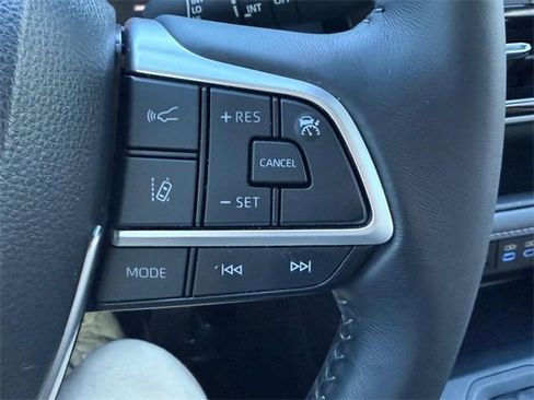 Used 2022 Toyota Highlander XLE image 18