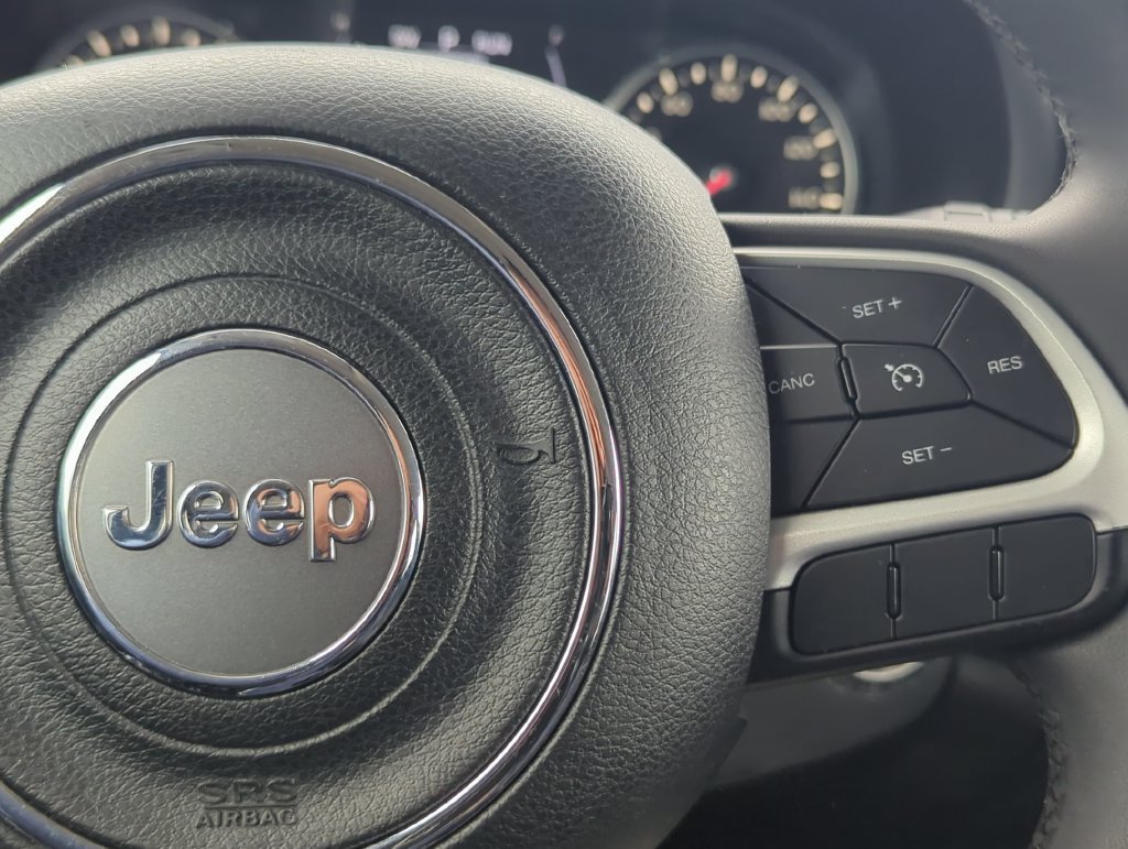 Used 2018 Jeep Renegade Latitude FWD image 16