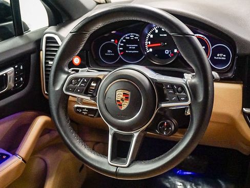 Used 2022 Porsche Cayenne Platinum Edition image 16