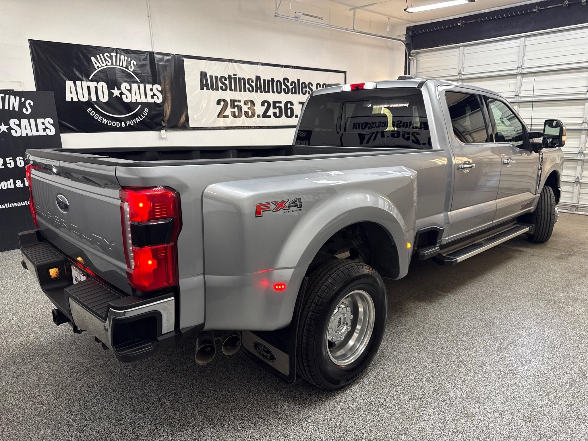 Used 2023 Ford F350 Lariat w/ Tow Technology Package AWD/4WD image 3