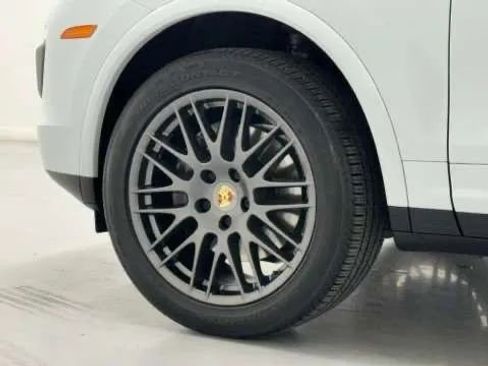 Used 2018 Porsche Cayenne Platinum Edition image 45