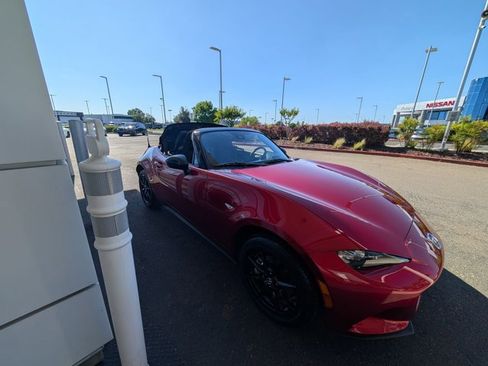 Used 2020 MAZDA MX-5 Miata Sport RWD image 3