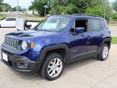 Used 2018 Jeep Renegade Latitude w/ Cold Weather Group AWD/4WD image 4