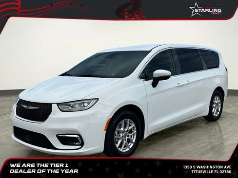 Used 2023 Chrysler Pacifica Touring-L FWD image 1