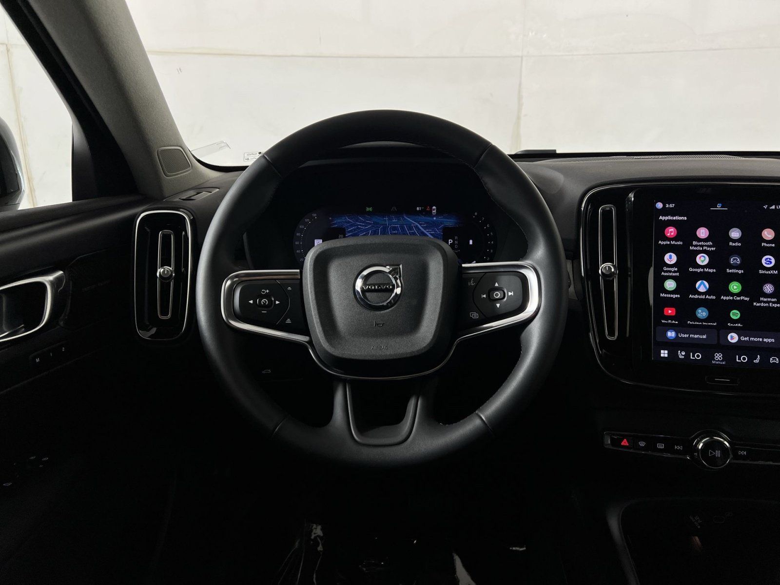 Used 2023 Volvo XC40 B4 Ultimate w/ Climate Package FWD image 16