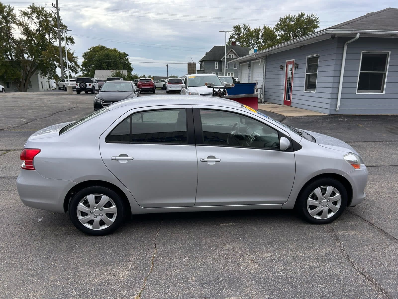 Used 2009 Toyota Yaris Sedan w/ Convenience Pkg FWD image 2