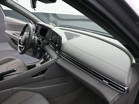 Certified 2025 Hyundai Elantra SE image 29